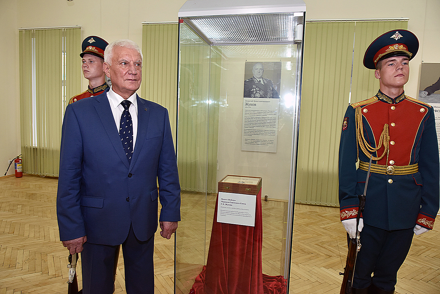 Фоторепортаж: в Екатеринбург привезли подлинную штабную карту штурма  Берлина и орден «Победа» Жукова - «Уральский рабочий»